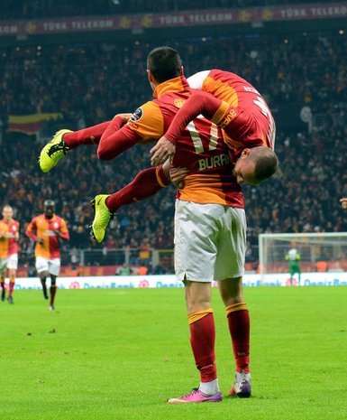 Galatasaray’ın Antalyaspor’u 2-0 yendiği maçta Sabri Sarığolu’nun gösterdiği performans için sosyal medyada ilginç yorumlar yapıldı...  İşte onlardan bazıları...