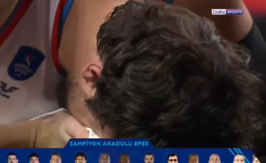 Son dakika spor haberi: THY EuroLeague finalinde Anadolu Efesli Sertaç Şanlı göz yaşlarını tutamadı! - 1