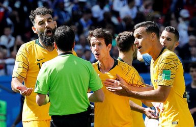 Fransa-Avustralya maçında hakem VAR uygulamasıyla karar değiştirdi / İŞTE O ANLAR
