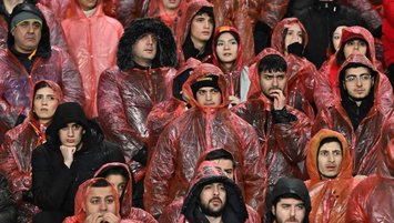 Hem sahada hem tribünde