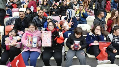 Yeni Malatyaspor maçında çocuklara oyuncak dağıtıldı