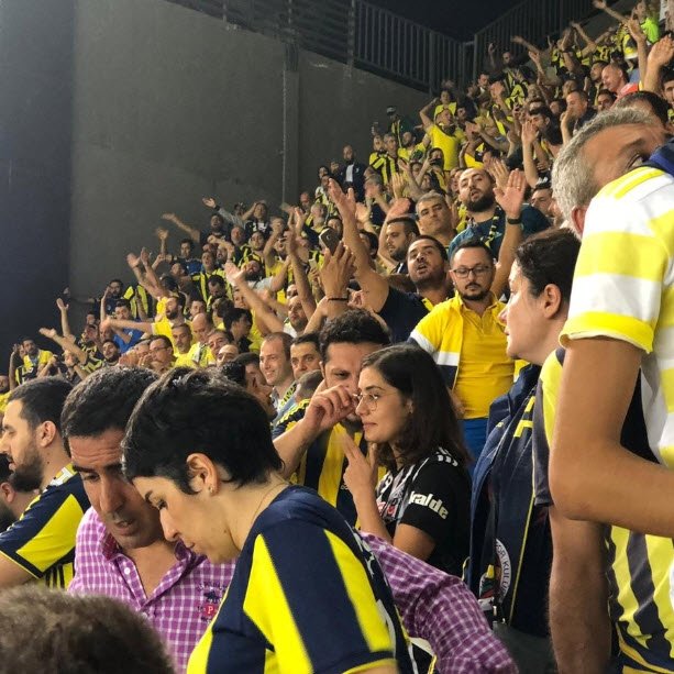 Besiktasli Taraftar Fenerbahce Tribununde Son Dakika Fenerbahce Haberleri Fotomac