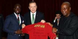 Stephan Appiah'tan Erdoğan'a forma hediyesi