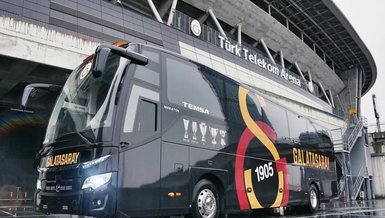 Son dakika spor haberi: Galatasaray taraftarı Yeni Malatyaspor maçı önces takım otobüsünü bekliyor