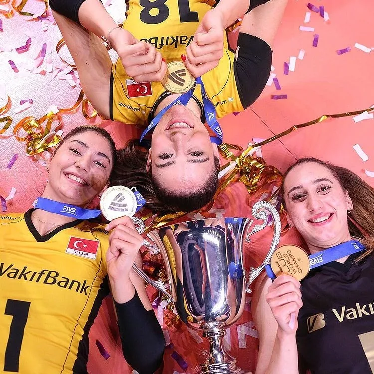 VakıfBank'ta Zehra Güneş'ten şampiyonluk paylaşımı! - 1