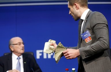 Blatter’e dolarlı protesto