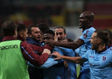 Trabzonsporlu Ekuban gözyaşlarını tutamadı