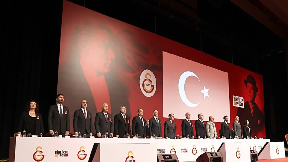 Galatasaray'da Dursun Özbek ve yönetimi ibra edildi