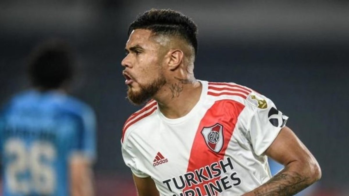 Kara Kartal'a Şilili stoper!