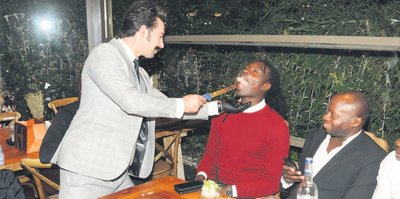 Gomis ve arkadaşları 8 kilo et yedi