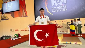 Yusuf Fehmi Genç halterde dünya şampiyonu!