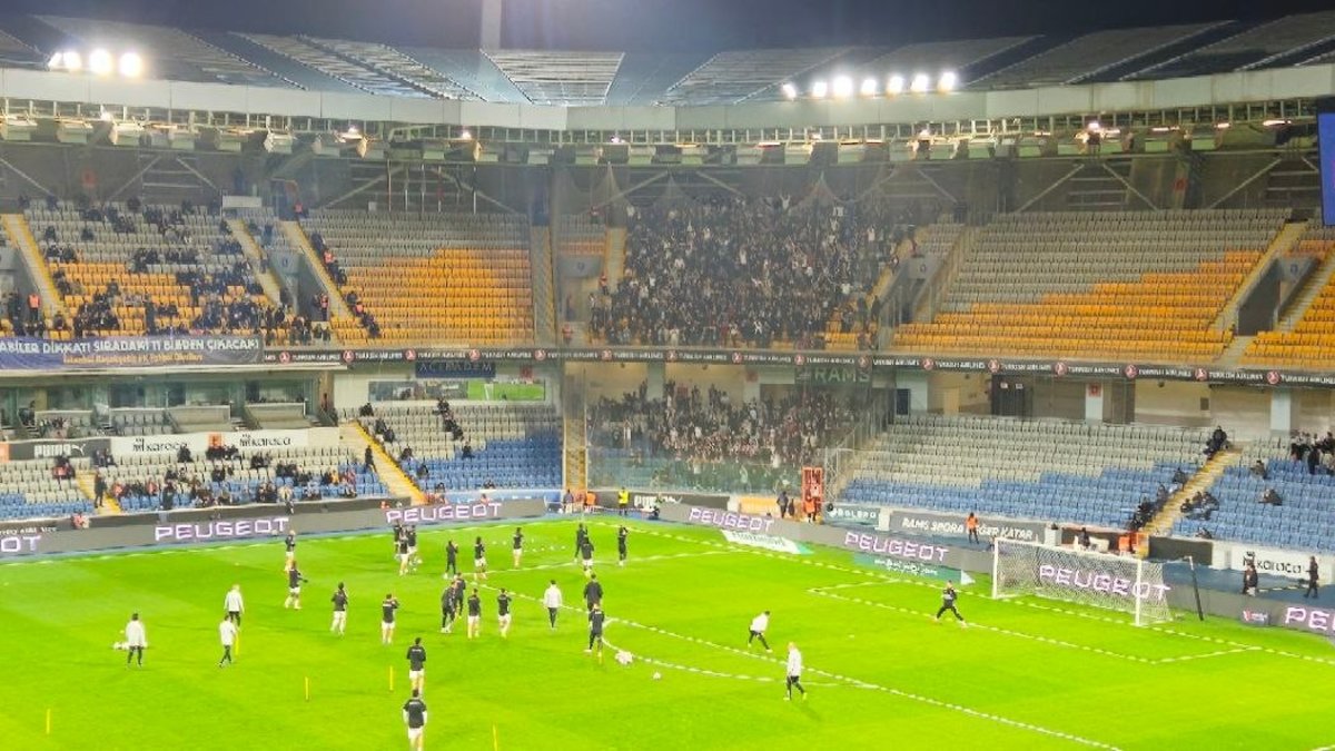 Beşiktaşlı taraftarlar deplasman tribününü doldurdu!