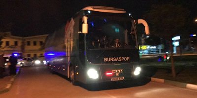 Bursaspor otobüsüne taşlı saldırı