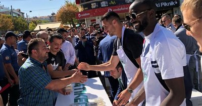 Atiker Konyasporlu futbolcular vatandaşlara aşure dağıttı
