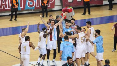 İki basketbolcu ile yola devam