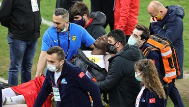 Yeni Malatyasporlu futbolcu Ndayishimiye Ankaragücü maçı sonrası kendini yere bıraktı! İşte o anlar