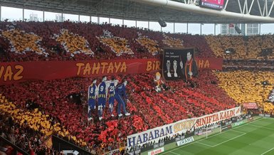 Galatasaray taraftarlarından çok konuşulacak pankart! O futbolcunun boynuna zil taktılar