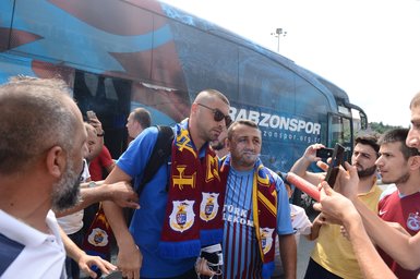 Trabzonspor kafilesi meşalelerle uğurlandı