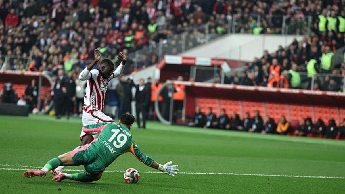Galatasaray'da şok! Gerideyken 10 kişi kaldı