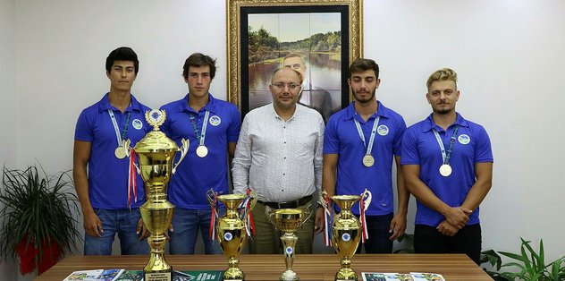 Sporcular kazandıkları kupaları kulüp başkanına hediye ettiler
