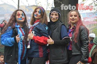 Trabzonspor taraftarları meydanları tıklım tıklım doldurdu! Halk şampiyonluğu bekliyor....