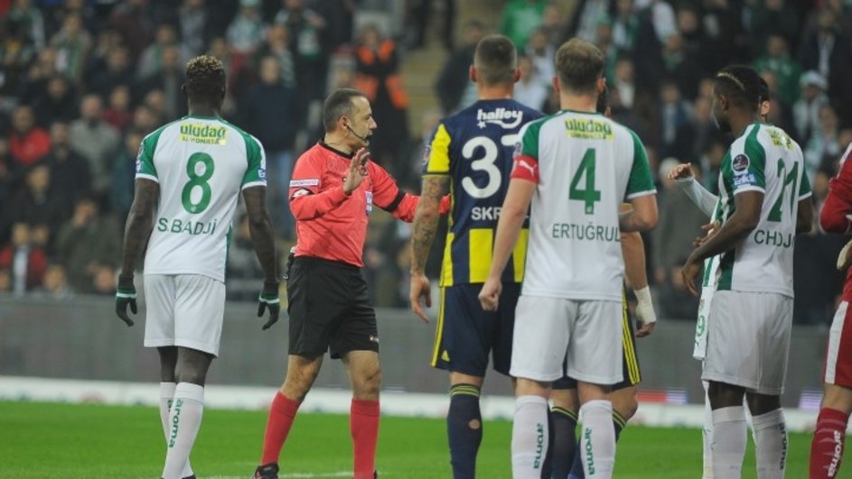 Besiktasli Taraftarlar Cuneyt Cakir A Buyuk Tepki Gosterdi Spor