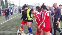 Kadınlar futbol maçında davetsiz misafir
