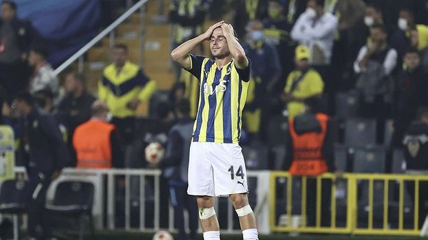 Fenerbahçe Antwerp maçı sonrası taraftarlardan futbolculara tepki!