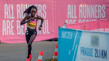 Kadınlar yarı maratonda yeni dünya rekoru!