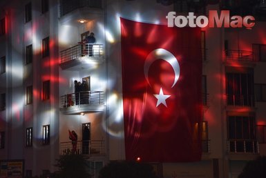 Saat 21.00’de balkonlardan İstiklal Marşı okundu