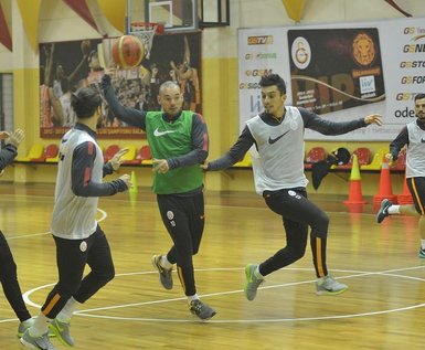 Galatasaraylı futbolcuların basketbol keyfi