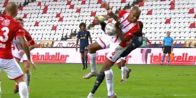 Antalyaspor - Fenerbahçe maçında tartışmalı penaltı pozisyonu! VAR'a gitti devam dedi - 1