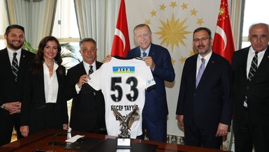 Başkan Recep Tayyip Erdoğan, Beşiktaş Başkanı Ahmet Nur Çebi'yi makamında kabul etti
