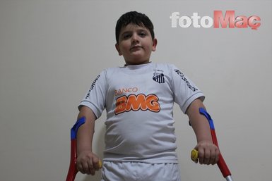 Suriye savaşında ayağını kaybeden küçük Hamis’e sürpriz! Mohammed Salah ve Santos...