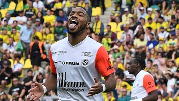 Sağ kanada Arnaud Nordin!