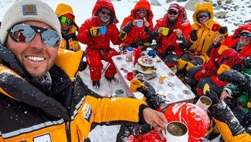 Andrew Hughes ve arkadaşları Everest Dağı'nın tepesinde çay partisi yaparak Guinnes rekorlar kitabına girdi!