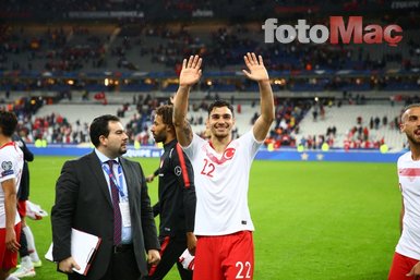 Milli futbolcunun babası teklif iddialarını doğruladı! Türkiye’den...