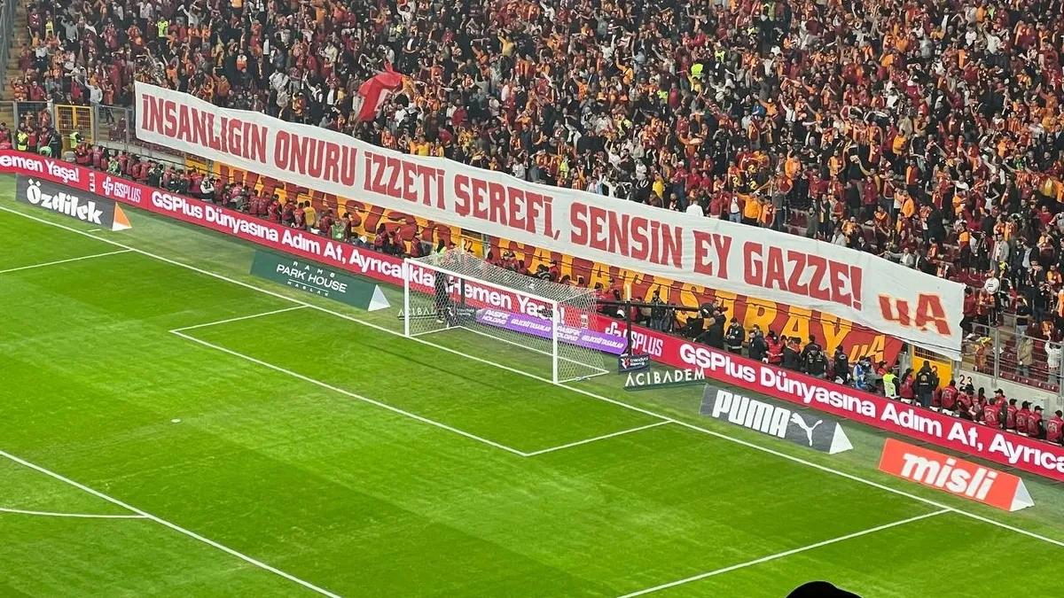 Dev derbi öncesi Galatasaray tribünlerinden anlamlı Filistin pankartı!