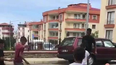 >Onazi sokakta çocuklarla top oynadı