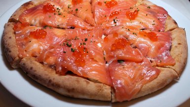 TÜTSÜLENMİŞ SOMON PİZZASI TARİFİ | Tütsülenmiş somonlu pizza nasıl yapılır? - Tütsülenmiş somon pizza malzemeleri, yapılışı ve püf noktaları