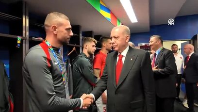 >Başkan Erdoğan milli futbolcuları soyunma odasında ziyaret etti