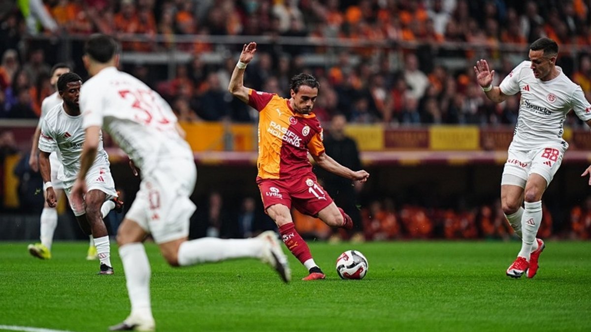 Okan Buruk'tan hakeme tepki! Antalyasporlu futbolcu oyundan çıkarken...