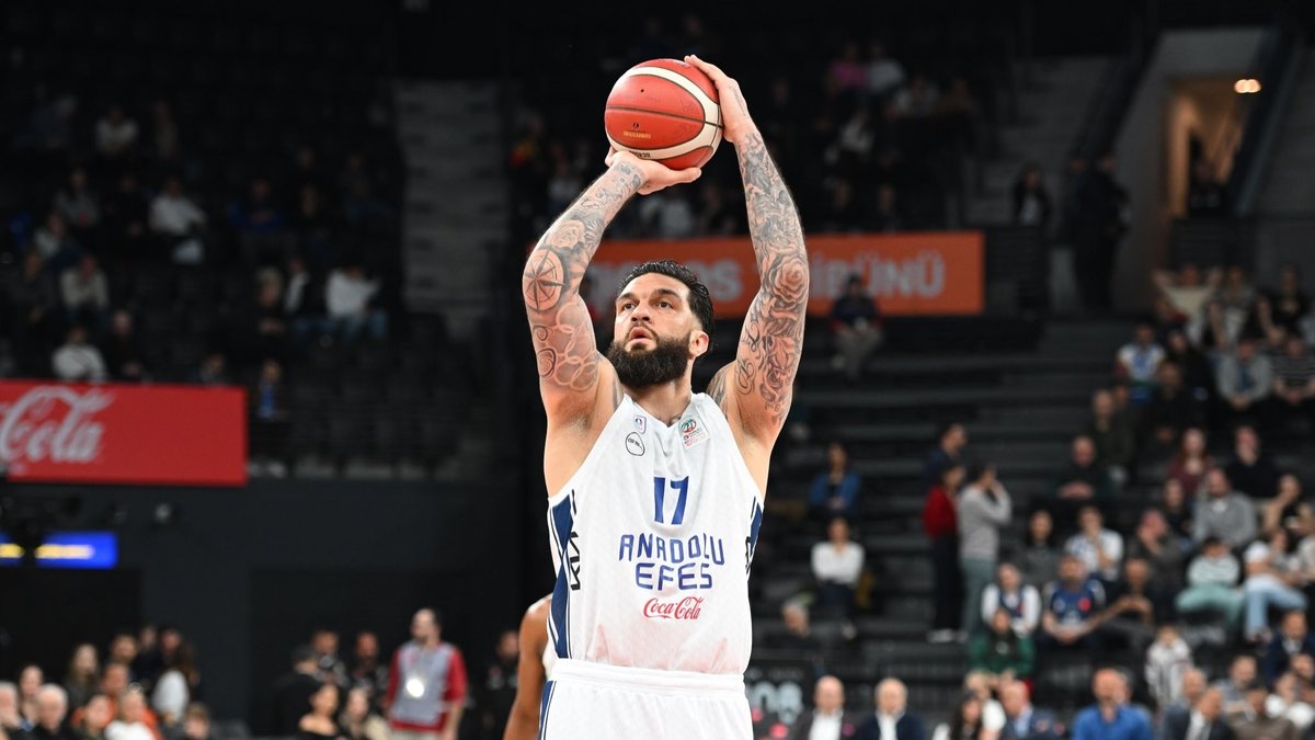 Anadolu Efes'te Vincent Poirier ameliyat oldu