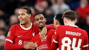 Liverpool evinde rahat turladı!