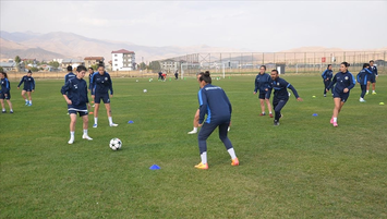 Yüksekovaspor'e otobüs hediye edildi