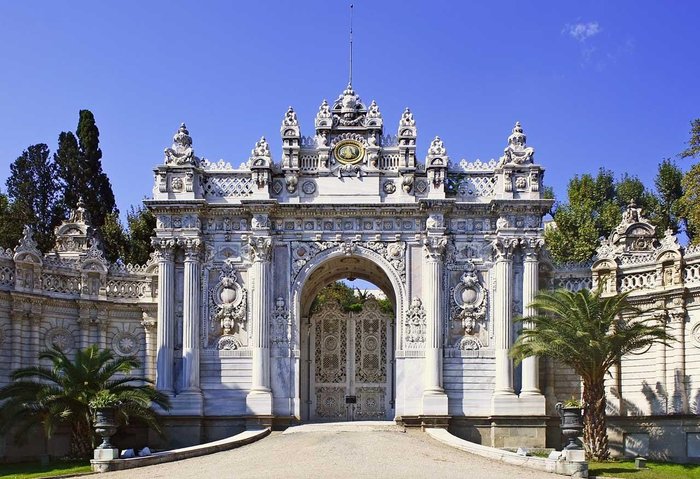 dolmabahce-sarayi-giris-ucretli-mi-ne-kadar-10-kasim-dolmabahce-ziyaret-saatleri-kacta-aciliyor-kacta-kapaniyo-1668002283210.jpeg