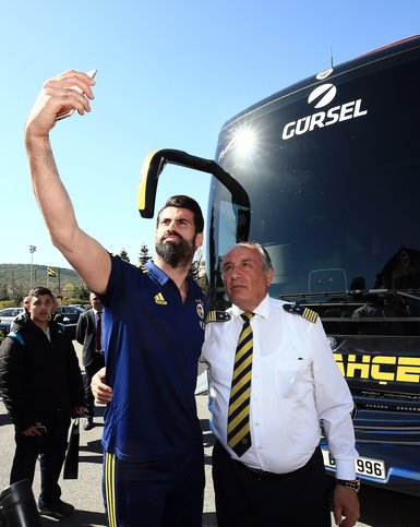Fenerbahçe yeni otobüsünü basına tanıttı