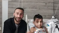 Cenk Tosun depremzede Cavit ile buluştu