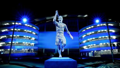 Sergio Agüero'nun heykelini stadyum önüne dikti