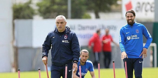 Trabzonspor'da futbolcular Çalımbay'a veda etti